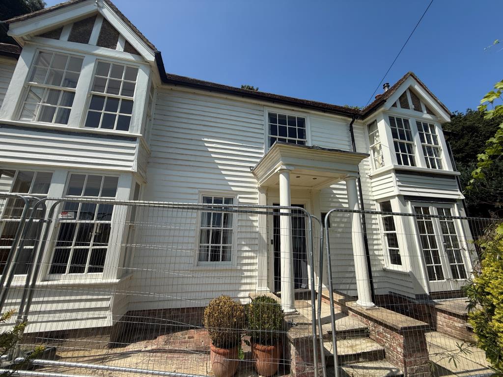 Lot: 119 - DETACHED HOUSE AFFECTED BY LANDSLIP - Front of property